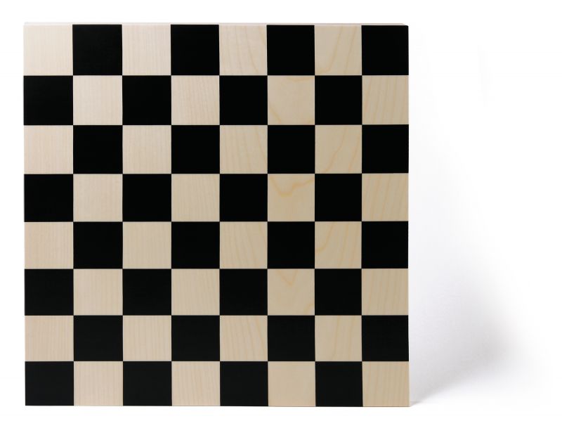 Naef Schachbrett im Bauhaus Design mit schwarzen und hellen Holzfeldern.